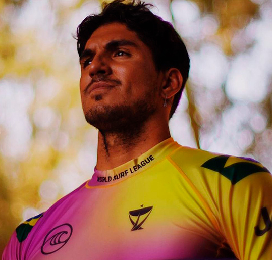 Após conquista do campeonato, Gabriel Medina manda recado para o pai: <i>Te amo, olha o troféu</i>