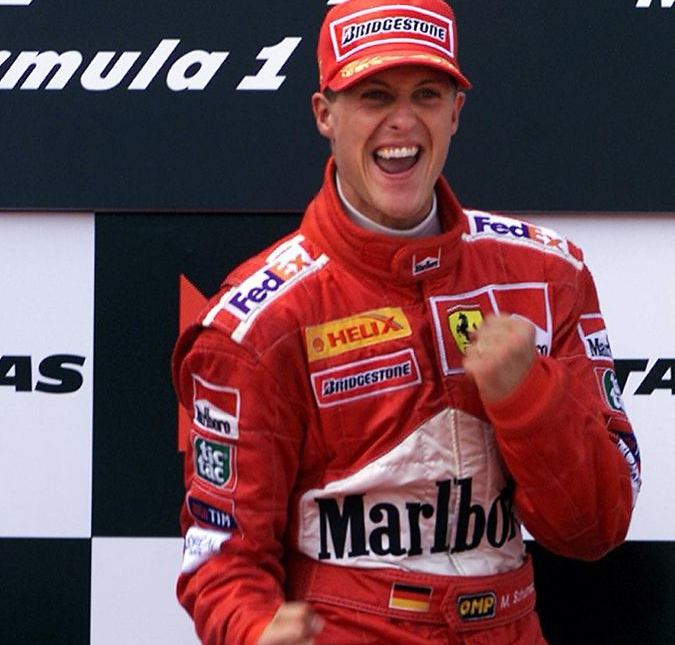 Esposa de Michael Schumacher chora em depoimento raro para o documentário sobre a vida do ex-piloto
