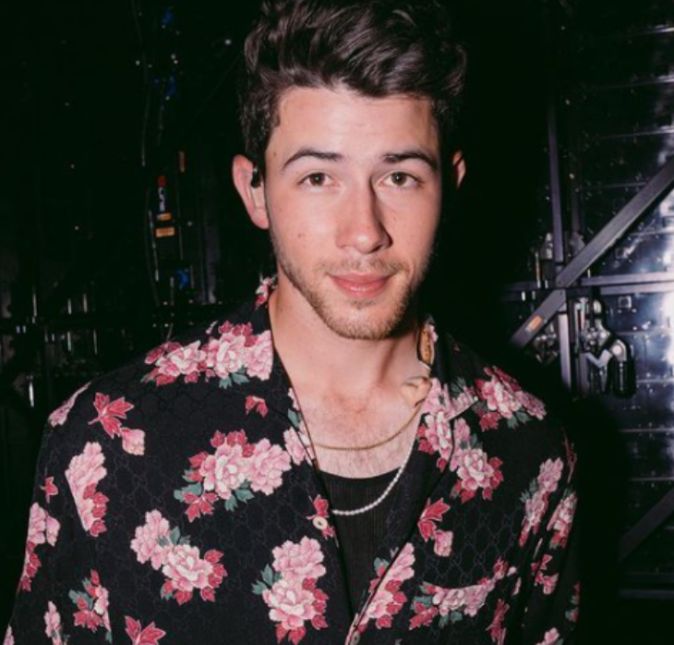 Mas além dos ternos, Nick também adora colocar umas camisas estampadas para fazer os seus shows ao lado dos irmãos... Mas além dos ternos, Nick também adora colocar umas camisas estampadas para fazer os seus shows ao lado dos irmãos...