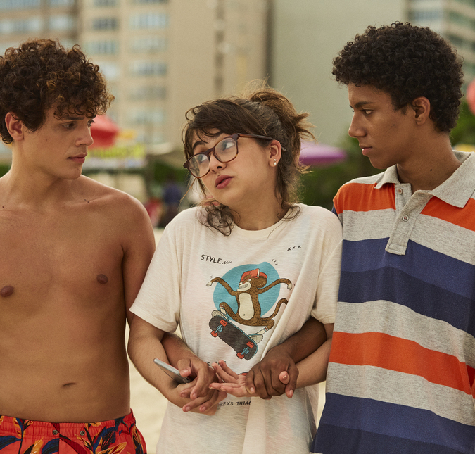 Klara Castanho vive uma adolescente dramática e não tão fora dos padrões em <i>Confissões de uma Garota Excluída</i>