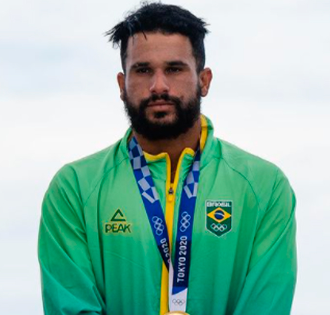 Italo Ferreira revela ameaça de bomba em avião: <i>Tivemos que sair da aeronave</i>