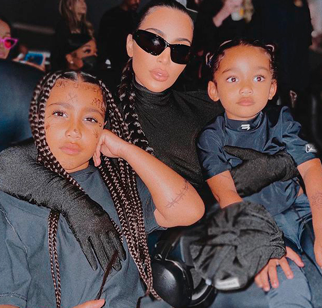 Kim Kardashian revela que filha gosta de visual gótico: <i>Ela coloca tatuagens falsas no rosto</i>