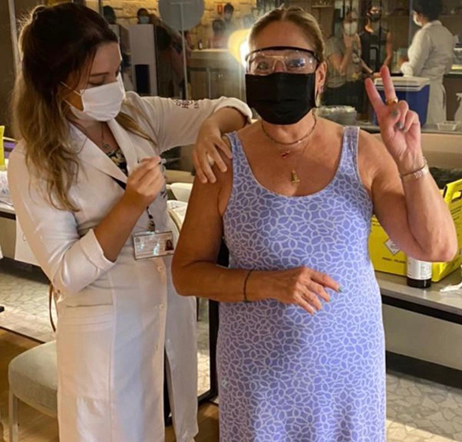 Susana Vieira toma terceira dose da vacina contra <i>Covid-19</i>
