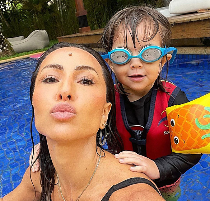 Sabrina Sato curte piscina com a filha, Zoe, e os sobrinhos, Felipe e Manuela