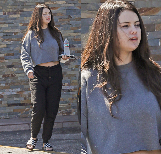 Selena Gomez exibe beleza natural ao ser clicada sem maquiagem