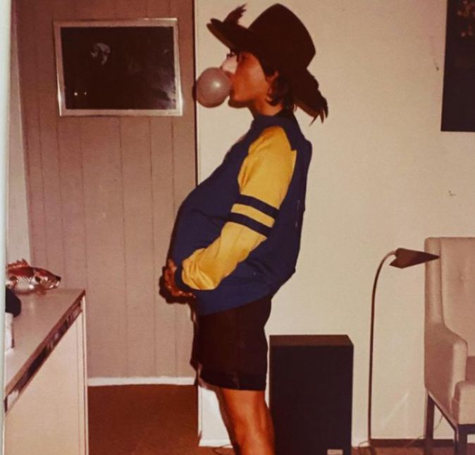 Xuxa namorou Pelé por seis anos, após eles se conhecerem no ano de 1980, mas, antes do relacionamento, ela já tinha muito sucesso como modelo, tendo estrelando mais de 50 capas de revista até então! Ela continuou com muito sucesso na profissão, e, inclusive, conheceu Luciano Szafir em um editorial de moda para a capa da Nova. A rainha dos baixinhos recentemente até compartilhou uma foto de quanto tinha apenas 18 anos de idade enquanto usava um chapéu de cowboy, blusão, shorts, fazia uma bolinha de chiclete e segurava a barriga como se estivesse grávida. E toda essa super produção foi fotografada pelas lentes de seu ex-namorado, Pelé. Xuxa namorou Pelé por seis anos, após eles se conhecerem no ano de 1980, mas, antes do relacionamento, ela já tinha muito sucesso como modelo, tendo estrelando mais de 50 capas de revista até então! Ela continuou com muito sucesso na profissão, e, inclusive, conheceu Luciano Szafir em um editorial de moda para a capa da Nova. A rainha dos baixinhos recentemente até compartilhou uma foto de quanto tinha apenas 18 anos de idade enquanto usava um chapéu de cowboy, blusão, shorts, fazia uma bolinha de chiclete e segurava a barriga como se estivesse grávida. E toda essa super produção foi fotografada pelas lentes de seu ex-namorado, Pelé.