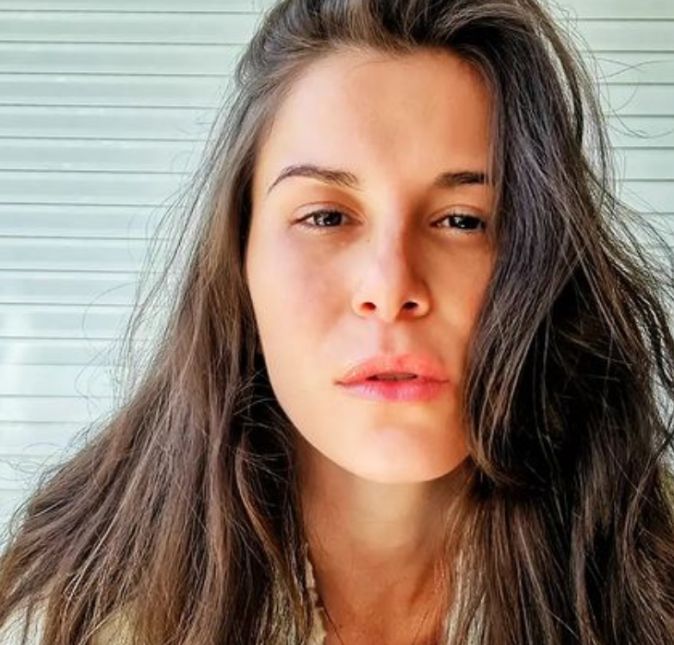 Dani Moreno, que fez parte de Gênesis e da novela Amor Sem Igual, comentou no dia 22 de setembro que foi diagnosticada com espondilite anquilosante. Nas redes sociais, a atriz, de 35 anos de idade explicou como descobrir a doença crônica e explicou como ela afeta o organismo: Espondilite Anquilosante: doença autoimune degenerativa grave. Tipo de inflamação que afeta os tecidos conjuntivos, caracterizando-se pela inflamação das articulações da coluna e das grandes articulações, como quadris, ombros e outras regiões. Causa dor intensa em repouso, também conhecida como dor da morte. Tenho desprazer em conhecê-la tão intimamente, EA. Você já dava sinais de que estava por aqui desde que eu era muito pequena. Inflamações e infecções diversas e repetidas; dificuldade em me sentir bem com alguns alimentos, especialmente o glúten; cansaço avassalador sem porquê nem pra quê; dores que me travavam o pescoço a ponto de colocar colar cervical aos sete anos de idade; etc...Como saberíamos? Como imaginaríamos que o marcador HLA B27 passaria de vó para mãe e de mãe para filha? Ao menos ganhei tempo. Recebi o diagnóstico precocemente e tenho a chance de prevenir sequelas graves que me limitariam numa idade mais avançada. A dor me acorda e ela só passa ao me exercitar. Eu sempre pedi pra ter um motivo para acordar cedo e me exercitar, mas acho que desejei meio errado.