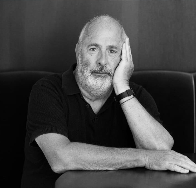 Morre Roger Michell, diretor de <I>Um Lugar Chamado Notting Hill</i>, aos 65 anos de idade