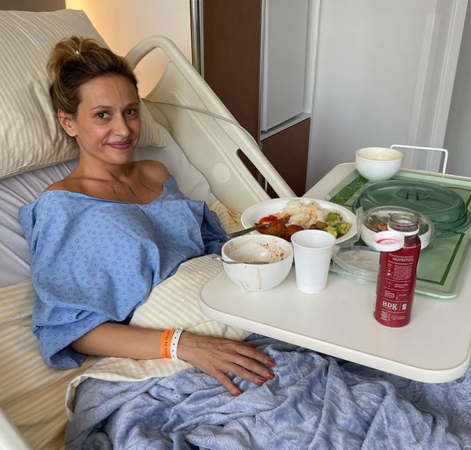 Luisa Mell posa em leito hospitalar e agradece alimentação vegana do hospital