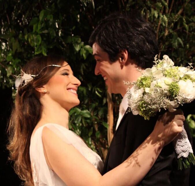Mateus Solano comemora dez anos de casamento com Paula Braun: <i>Beijo técnico virou namoro</i>