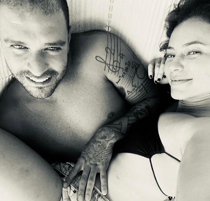 Paolla Oliveira e Diogo Nogueira se beijam no palco de show do cantor