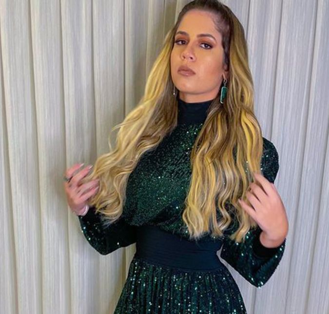 A morte de Marília Mendonça no dia 5 de novembro de 2021 parou o Brasil! A cantora estava cumprindo a agenda de shows quando sofreu um acidente aéreo. Por conta de um politraumatismo causado no momento da queda, a sertaneja sofreu múltiplas lesões em órgãos vitais, o que indica que a morte aconteceu instantaneamente. Outras quatro pessoas também morreram no acidente: o produtor Henrique Ribeiro; o tio e assessor de Marília, Abicieli Silveira Dias Filho; o piloto, Geraldo Medeiros; e o copiloto, Tarciso Viana. A morte de Marília Mendonça no dia 5 de novembro de 2021 parou o Brasil! A cantora estava cumprindo a agenda de shows quando sofreu um acidente aéreo. Por conta de um politraumatismo causado no momento da queda, a sertaneja sofreu múltiplas lesões em órgãos vitais, o que indica que a morte aconteceu instantaneamente. Outras quatro pessoas também morreram no acidente: o produtor Henrique Ribeiro; o tio e assessor de Marília, Abicieli Silveira Dias Filho; o piloto, Geraldo Medeiros; e o copiloto, Tarciso Viana.