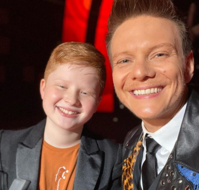 Michel Teló faz linda homenagem ao vencedor do <I>The Voice Kids</i>