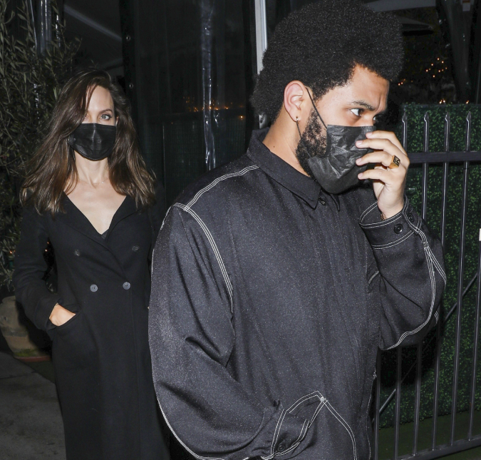 Angelina Jolie e The Weeknd são flagrados saindo juntos de um restaurante