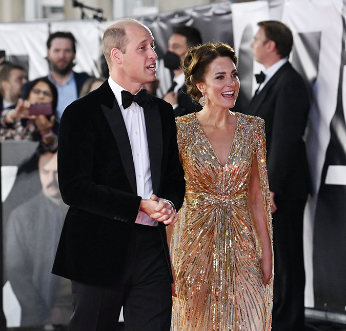 Kate Middleton arrasa com vestido dourado ao lado do Príncipe William, veja!