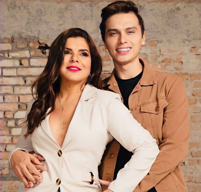 Mara Maravilha de 54 anos de idade não gostou nem um pouco das críticas que recebe por conta da diferença de idade de 21 anos de idade entre ela e seu marido, Gabriel Torres de 32 anos de idade. A cantora usou suas redes sociais para se pronunciar sobre o assunto, e em um trecho, escreveu: Por que de tudo isso? Será que a diferença de idade realmente é o que importa? Por que não me perguntam se estou feliz? Se sou amada, respeitada. Porque para mim o que importa é isso, o amor que recebo, o respeito com que sou tratada. E sim, sou amada, respeitada e muito feliz! Para manter um relacionamento hoje em dia, além do amor é preciso muita vontade de fazer dar certo. Muitos seguidores admiraram e defenderam a fala dela, concordando que idade é apenas um número e o que mais importa é serem felizes.