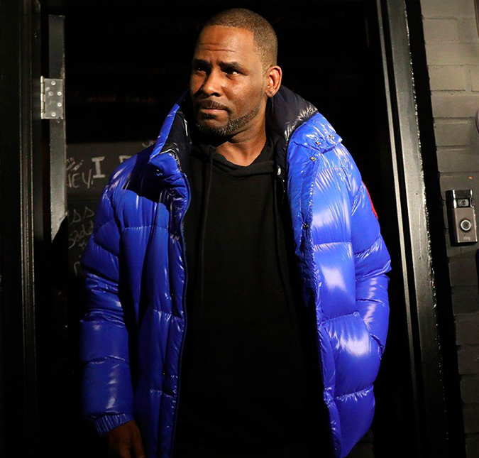 R. Kelly é condenado por extorsão e tráfico sexual de mulheres e de menores de idade, diz revista