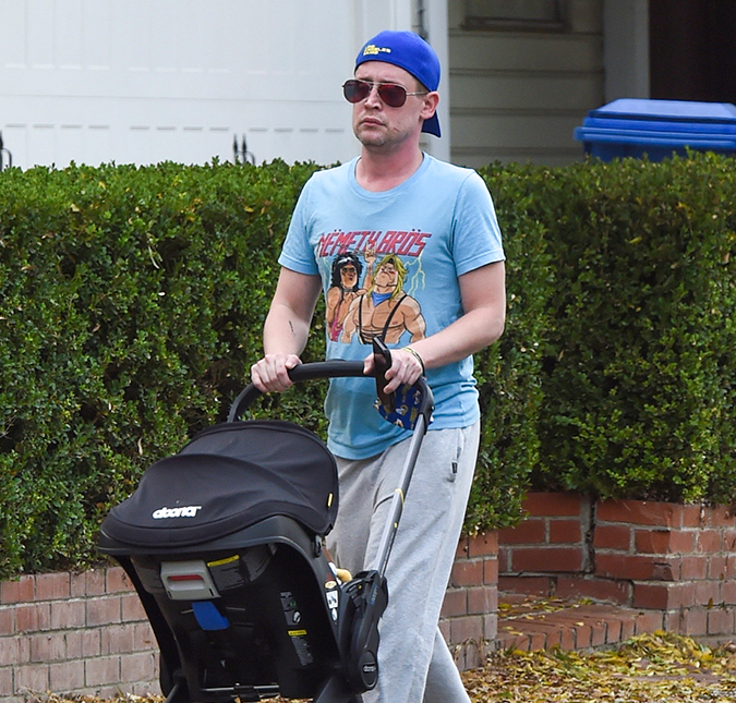 Macaulay Culkin, estrela de <i>Esqueceram de Mim</i>, é visto pela primeira vez passeando com o filho
