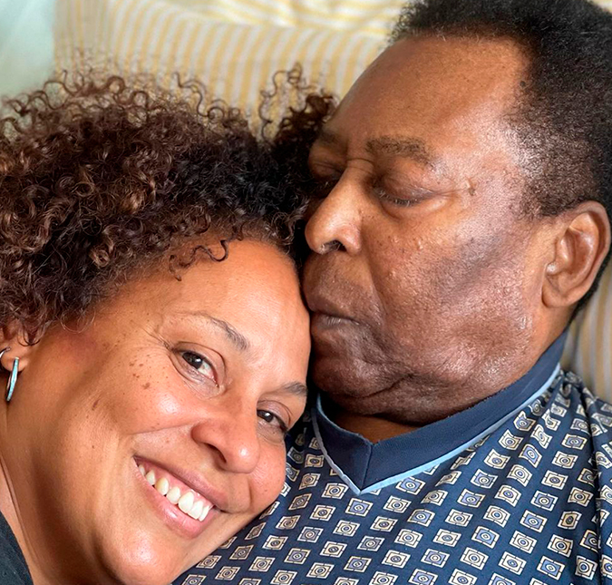 Filha de Pelé anuncia que ex-jogador receberá alta: <i>Está mais forte e saindo do hospital</i>