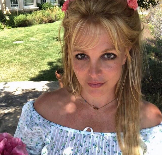Após vitória parcial em processo sobre tutela, Britney Spears surge pilotando avião e celebridades comemoram