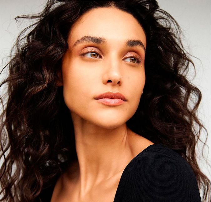 Débora Nascimento estava afastada da emissora desde julho de 2020 e, apesar de estar aberta para projetos paralelos após 14 anos trabalhando com a emissora, ela acabou mergulhando de cabeça no universo da Netflix. Agora, Débora faz parte do elenco de Olhar Indiscreto. A divulgação do novo thriller psicológico foi feita no dia 30 de setembro pela própria plataforma de streaming.