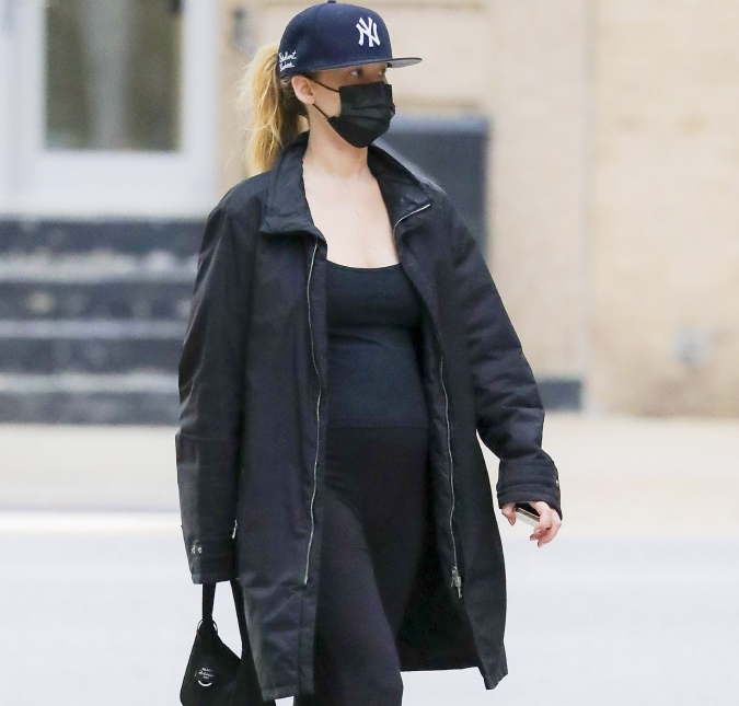 Grávida, Jennifer Lawrence é flagrada dando uma voltinha pelas ruas de Nova York
