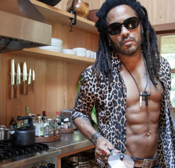 Lenny Kravitz ostenta tanquinho nas redes sociais, veja!