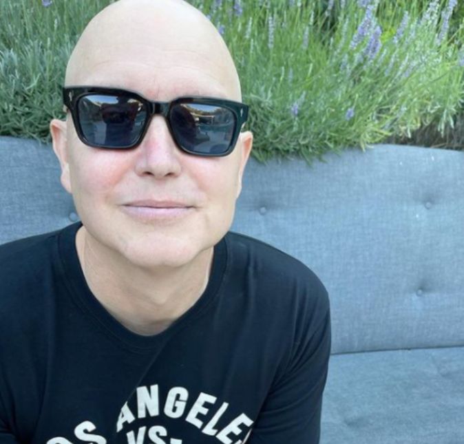 Mark Hoppus, baixista da banda Blink-182, anunciou em suas redes sociais que além de cravar uma batalha contra o câncer, ele conseguiu vencer também isso! Isso mesmo, o músico foi diagnosticado com um linfoma e desde então estava passando várias sessões de quimioterapia e em suas redes sociais escreveu: Acabei de sair do oncologista e eu estou livre do câncer! Obrigado, Deus, universo, minha família, meus amigos e a todos que me apoiaram e mandaram muito amor e carinho. Ainda terei de fazer check-ups a cada seis meses e precisarei esperar até o fim do ano para as coisas voltarem ao normal, mas hoje é um dia incrível e eu me sinto muito abençoado. Mark Hoppus, baixista da banda Blink-182, anunciou em suas redes sociais que além de cravar uma batalha contra o câncer, ele conseguiu vencer também isso! Isso mesmo, o músico foi diagnosticado com um linfoma e desde então estava passando várias sessões de quimioterapia e em suas redes sociais escreveu: Acabei de sair do oncologista e eu estou livre do câncer! Obrigado, Deus, universo, minha família, meus amigos e a todos que me apoiaram e mandaram muito amor e carinho. Ainda terei de fazer check-ups a cada seis meses e precisarei esperar até o fim do ano para as coisas voltarem ao normal, mas hoje é um dia incrível e eu me sinto muito abençoado.