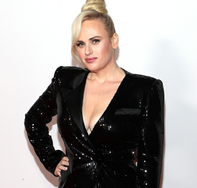 30 quilos mais magra, Rebel Wilson marca presença em evento, veja!