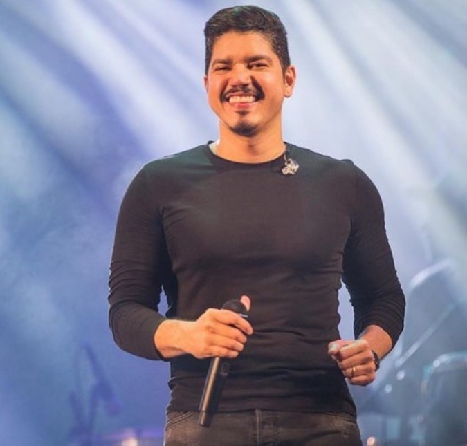 Após trair esposa com mulher de traficante, cantor sertanejo sofre ameaça de morte, diz colunista