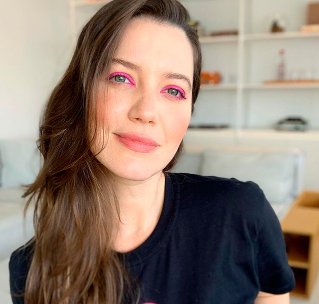 Nathalia Dill exibe corpo na praia e dispara: <I>Coxinhas pós gravidez</i>