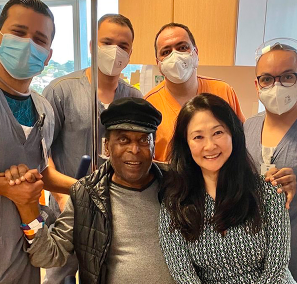 Após receber alta, Pelé seguirá fazendo quimioterapia, diz boletim médico