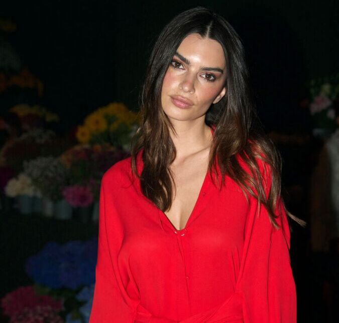 Emily Ratajkowski acusa Robin Thicke de apalpá-la nas gravações do clipe de <i>Blurred Lines</i>
