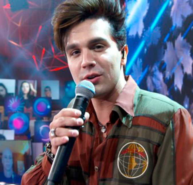 Luan Santana confirma que está namorando e exibe anel de compromisso