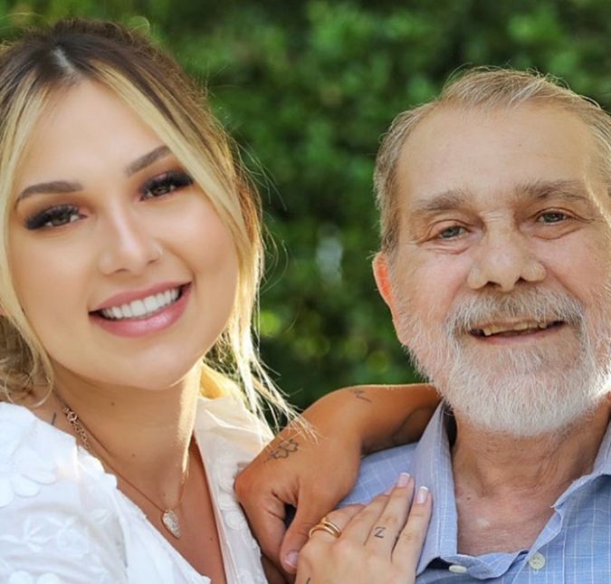 Perdas são sempre muito difíceis de lidar, mas às vezes, por meio de homenagens, é possível eternizar a pessoa amada. Virginia Fonseca, por exemplo, emocionou os seguidores ao realizar uma última homenagem após a morte do pai, Mario Serrão, jogando suas cinzas no rio Tejo, em Portugal. Quem compartilhou algumas imagens do momento foi sua mãe, Margareth Serrão, que revelou que os três filhos de Mario haviam se reunido pela primeira vez em muito anos para cumprir o desejo do pai. Na legenda, ela escreveu: Hoje descansa e navega sob as águas azuis e tranquilas do rio Tejo, em frente à base naval da Marinha, sob o céu estrelado, no desejo de aqui estar em uma vida após a vida. Seu espírito já [foi] elevado, mas suas cinzas [ficam] no lugar desejado. Homenagem mais que merecida a este grande e maravilhoso homem que Deus nos presenteou por alguns anos. A seguir, relembre outras homenagens póstumas realizadas pelos famosos.