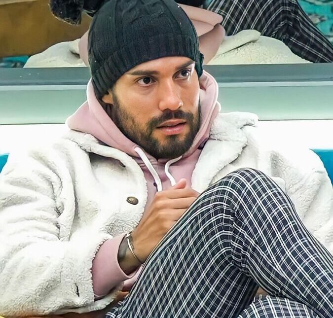 Bil Araújo revela que é excluído de grupo do <i>WhatsApp</i>, mas é desmentido por <i>ex-BBBs</i>