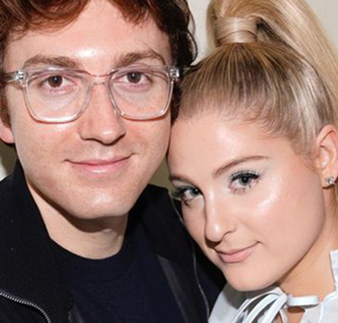 Meghan Trainor e marido instalam privadas lado a lado para usarem o banheiro juntos