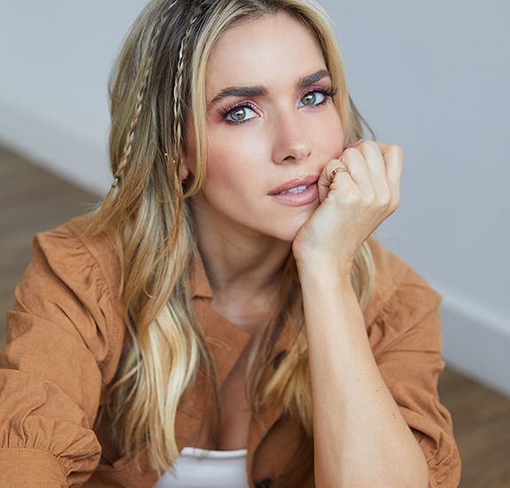 Monique Alfradique protagoniza peça sobre mulher contemporânea tentando encontrar seu lugar no mundo: <I>Representa todas nós</i>