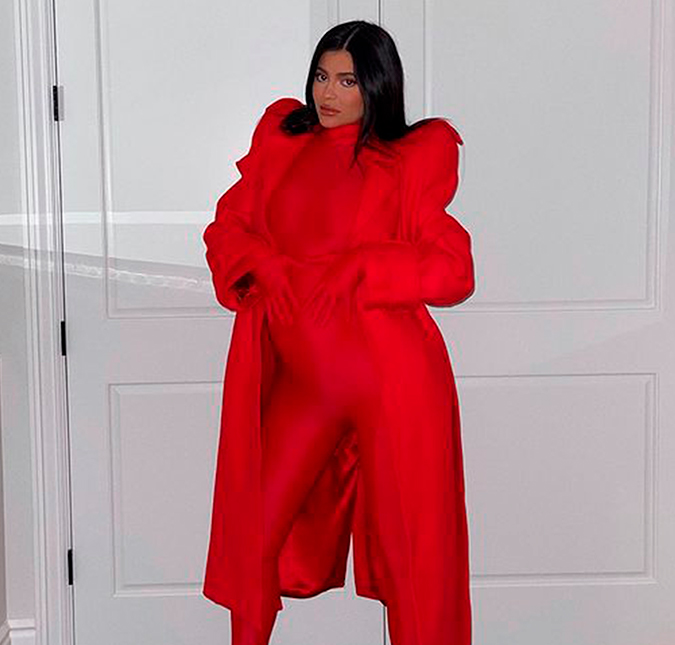 Kylie Jenner exibe barrigão de grávida em <i>look</i> vermelho colado; veja!