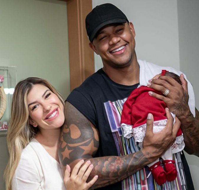 Lore Improta retornou às redes sociais cerca de 15 dias após dar à luz Liz, sua filha com o cantor Léo Santana, e acabou caindo no choro ao relatar as dificuldades emocionais do período pós parto: - Estou passando por uma melancolia, acho que hormonal, e toda hora eu chorava e eu pensava que teria que estar bem para poder voltar aqui. Além disso, estou dedicando meu tempo à Liz e também tive uma fase muito difícil na amamentação, mas está dando tudo certo. Eu tive parto normal, fiquei muito tempo em trabalho de parto, foi lindo, mas foi um processo. A influenciadora ainda ressaltou que está recebendo muito apoio dos familiares, e ainda admitiu que se sente culpada quando fica triste ou melancólica: - O Léo mesmo está fazendo bastante coisa, cuidando, trocando fralda, dando remédio. Minha mãe, minha sogra, as irmãs de Léo estão me ajudando muito. Eu tenho uma boa rede de apoio. Meu choro não é de tristeza, é só uma angústia que vem. Isso são dos hormônios mesmo. A gente se sente até culpada por estar mal mesmo com essa rede de apoio, porque muitas mulheres não tem nem isso. Obrigada por tanto carinho, gente. Eu e Liz estamos bem e voltando aos poucos por aqui, entendendo essa nova rotina e esse turbilhão de hormônios. Complicado, não é mesmo? Lore Improta retornou às redes sociais cerca de 15 dias após dar à luz Liz, sua filha com o cantor Léo Santana, e acabou caindo no choro ao relatar as dificuldades emocionais do período pós parto: - Estou passando por uma melancolia, acho que hormonal, e toda hora eu chorava e eu pensava que teria que estar bem para poder voltar aqui. Além disso, estou dedicando meu tempo à Liz e também tive uma fase muito difícil na amamentação, mas está dando tudo certo. Eu tive parto normal, fiquei muito tempo em trabalho de parto, foi lindo, mas foi um processo. A influenciadora ainda ressaltou que está recebendo muito apoio dos familiares, e ainda admitiu que se sente culpada quando fica triste ou melancólica: - O Léo mesmo está fazendo bastante coisa, cuidando, trocando fralda, dando remédio. Minha mãe, minha sogra, as irmãs de Léo estão me ajudando muito. Eu tenho uma boa rede de apoio. Meu choro não é de tristeza, é só uma angústia que vem. Isso são dos hormônios mesmo. A gente se sente até culpada por estar mal mesmo com essa rede de apoio, porque muitas mulheres não tem nem isso. Obrigada por tanto carinho, gente. Eu e Liz estamos bem e voltando aos poucos por aqui, entendendo essa nova rotina e esse turbilhão de hormônios. Complicado, não é mesmo?