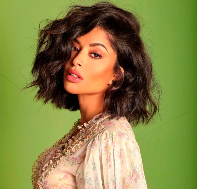 Outro exemplo é Aline Riscado, que trocou de sobrenome e agora quer ser chamada pelo nome de batismo, Aline Campos. Em uma publicação do Instagram, ela afirmou: Muito prazer, Aline Campos! O planeta Terra hoje vive uma intensa transformação, e isso é sentido cada vez mais, mesmo pelos mais céticos. A oportunidade que nós, seres humanos, estamos tendo de aprender e, consequentemente, evoluir pra uma consciência mais expandida e elevada, está conectada ao fluxo de todo o universo! Comigo não seria diferente. Estou cada vez mais conectada com o mais sutil, e minha essência cada vez mais se sobrepõe ao ego, que tanto nos ilude e sabota. Uma das transformações que sinto dentro de mim que já aconteceu, é a reconexão com minhas raízes, em todos os sentidos!! Assumir quem realmente sou, em todos os aspectos! No dia de hoje, meu aniversário, início de um ciclo, inicio também o reencontro com quem verdadeiramente sou!!! Meu nome de batismo volta a ser minha força, a forma que quero ser chamada daqui para frente!!! Hoje também vivencio o crescimentos dos meus cabelos livres, sem química pra alisar e com a certeza de que essa é a beleza mais linda que eu poderia ter, a minha verdade!! O corte veio para selar toda essa coragem de assumir quem eu realmente sou, com a certeza de que, não importa o que os olhos enxergam, sem o sentir, tudo é ilusão!! Gratidão. Outro exemplo é Aline Riscado, que trocou de sobrenome e agora quer ser chamada pelo nome de batismo, Aline Campos. Em uma publicação do Instagram, ela afirmou: Muito prazer, Aline Campos! O planeta Terra hoje vive uma intensa transformação, e isso é sentido cada vez mais, mesmo pelos mais céticos. A oportunidade que nós, seres humanos, estamos tendo de aprender e, consequentemente, evoluir pra uma consciência mais expandida e elevada, está conectada ao fluxo de todo o universo! Comigo não seria diferente. Estou cada vez mais conectada com o mais sutil, e minha essência cada vez mais se sobrepõe ao ego, que tanto nos ilude e sabota. Uma das transformações que sinto dentro de mim que já aconteceu, é a reconexão com minhas raízes, em todos os sentidos!! Assumir quem realmente sou, em todos os aspectos! No dia de hoje, meu aniversário, início de um ciclo, inicio também o reencontro com quem verdadeiramente sou!!! Meu nome de batismo volta a ser minha força, a forma que quero ser chamada daqui para frente!!! Hoje também vivencio o crescimentos dos meus cabelos livres, sem química pra alisar e com a certeza de que essa é a beleza mais linda que eu poderia ter, a minha verdade!! O corte veio para selar toda essa coragem de assumir quem eu realmente sou, com a certeza de que, não importa o que os olhos enxergam, sem o sentir, tudo é ilusão!! Gratidão.