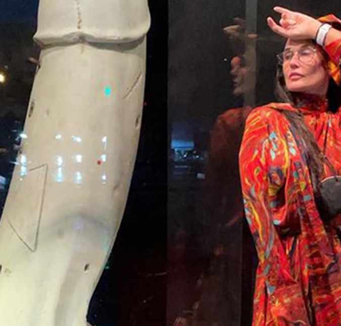 Demi Moore se diverte com escultura de genitália; veja!