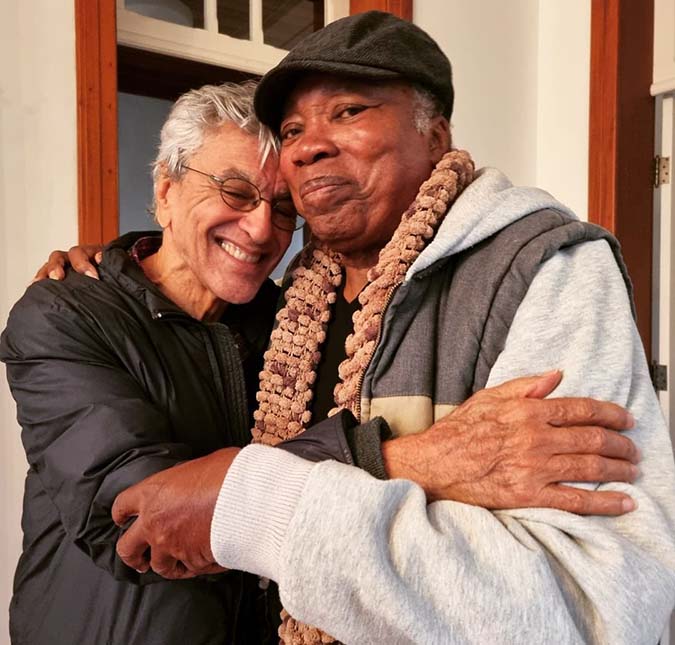 Milton Nascimento deixa isolamento pela primeira vez para se encontrar com Caetano Veloso