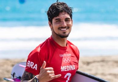 Gabriel Medina possui mais de 100 milhões de reais em patrimônio, diz colunista. Entenda a briga da família do surfista!