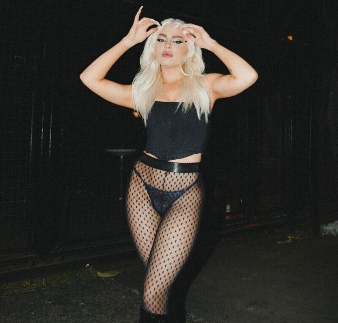 Recentemente a cantora também apareceu usando um look todo preto com uma meia arrastão. Poderosa, né?