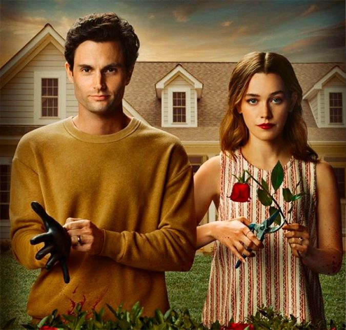 Não era amor, era cilada! A série You é uma das mais comentadas que fala sobre o tema. Com episódios repletos de suspense, o público vê Joe, interpretado por Badgley, e Love, vivida por Victoria Pedretti, casados e criando seu bebê na temporada mais recente. Desta vez, o personagem está comprometido com seu novo papel de marido e tenta deixar o histórico de perseguidor de mulheres para trás. Mas a mudança não dura muito tempo, já que Joe fica obcecado pela nova vizinha. Eitaaa! Não era amor, era cilada! A série You é uma das mais comentadas que fala sobre o tema. Com episódios repletos de suspense, o público vê Joe, interpretado por Badgley, e Love, vivida por Victoria Pedretti, casados e criando seu bebê na temporada mais recente. Desta vez, o personagem está comprometido com seu novo papel de marido e tenta deixar o histórico de perseguidor de mulheres para trás. Mas a mudança não dura muito tempo, já que Joe fica obcecado pela nova vizinha. Eitaaa!