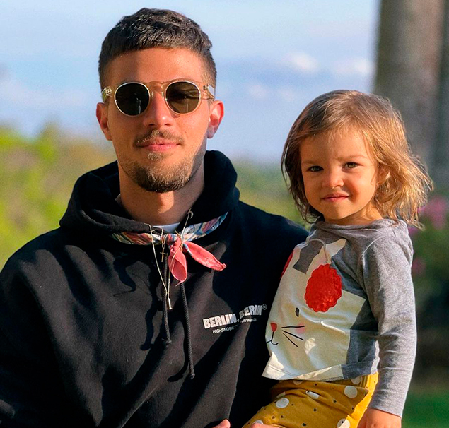 Chay Suede se diverte com filha e irmã de Laura Neiva