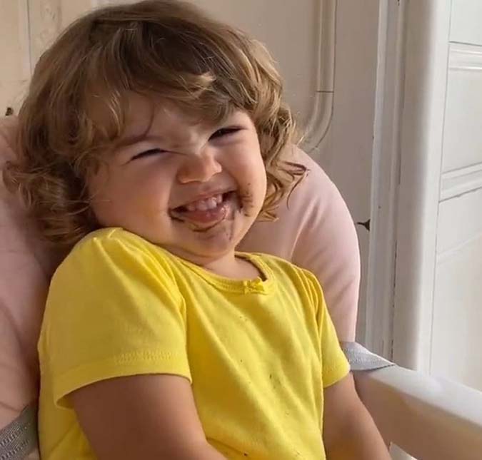 Clara Maria pede para o pai, Rafael Vitti, colocar máscara de proteção durante passeio!