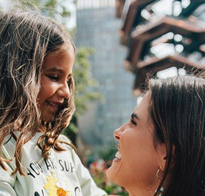 Deborah Secco e Maria Flor aparecem dançando e encantam a <i>web</i>, veja!