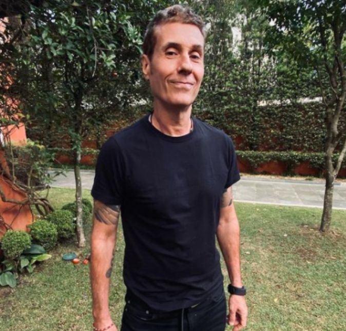 Dinho Ouro Preto revelou durante uma conversa para o podcast PodPah todos os problemas que enfrentou por conta do uso do álcool e da cocaína: Muito excesso, muita droga e muita acabação. Talvez a frustração de eu saber das minhas próprias limitações, tenha me levado a tentar afogar as minhas mágoas, tentar... Uma anestesia quase. As drogas estavam ligadas à minha percepção de mim mesmo, noção das minhas próprias limitações. Fiquei nessa loucura uns três ou quatro anos. É incrível eu ter sobrevivido. Um pouco depois disso eu conheço a minha mulher, que é a minha mulher até hoje. Ela foi a minha salvação. E a partir dali, começo a reconstruir a minha vida do que ela é hoje. Durante o bate-papo, o vocalista do Capital Inicial classificou o momento como descida ao inferno.